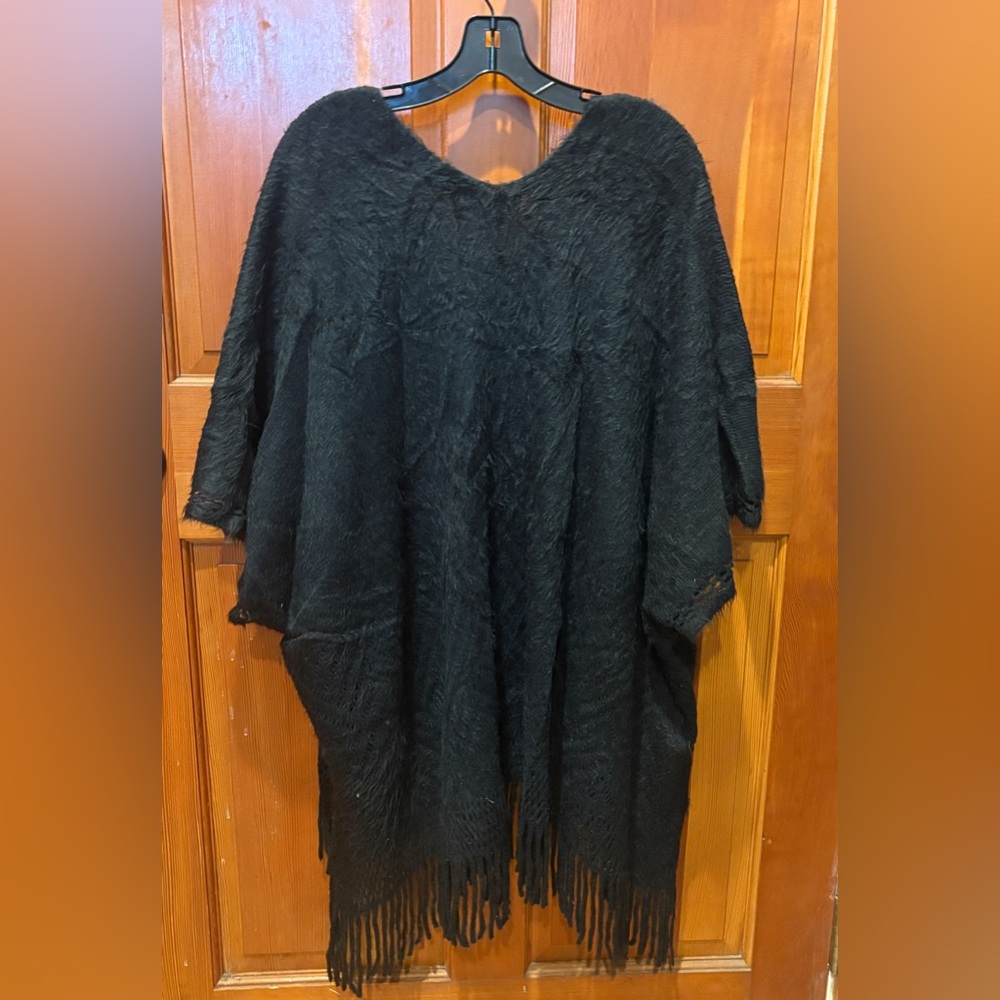 Nine West One Size Raschel Fringe Hem Knit Ruana - Picture 16 of 17